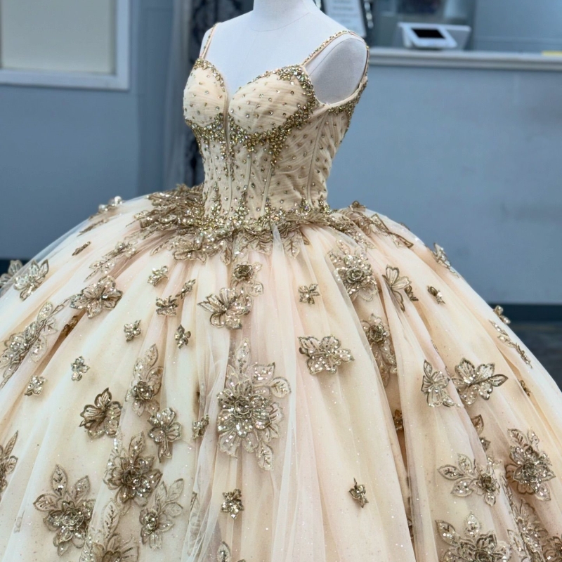 Light Champagne Quinceanera Dresses Spaghetti Strap wer Appliques Crystals Beading Tull Ball Gown Sweet 16 Dress Vestidos De 15 Anos