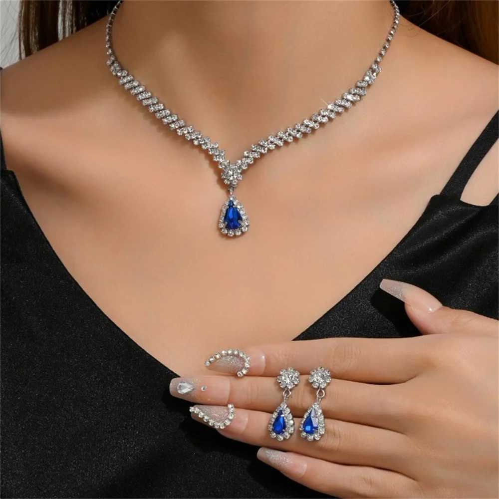 V-shaped earrings necklace two-piece set high-end fashion luxury necklace with rhinestone inlaid jewelry set X241106