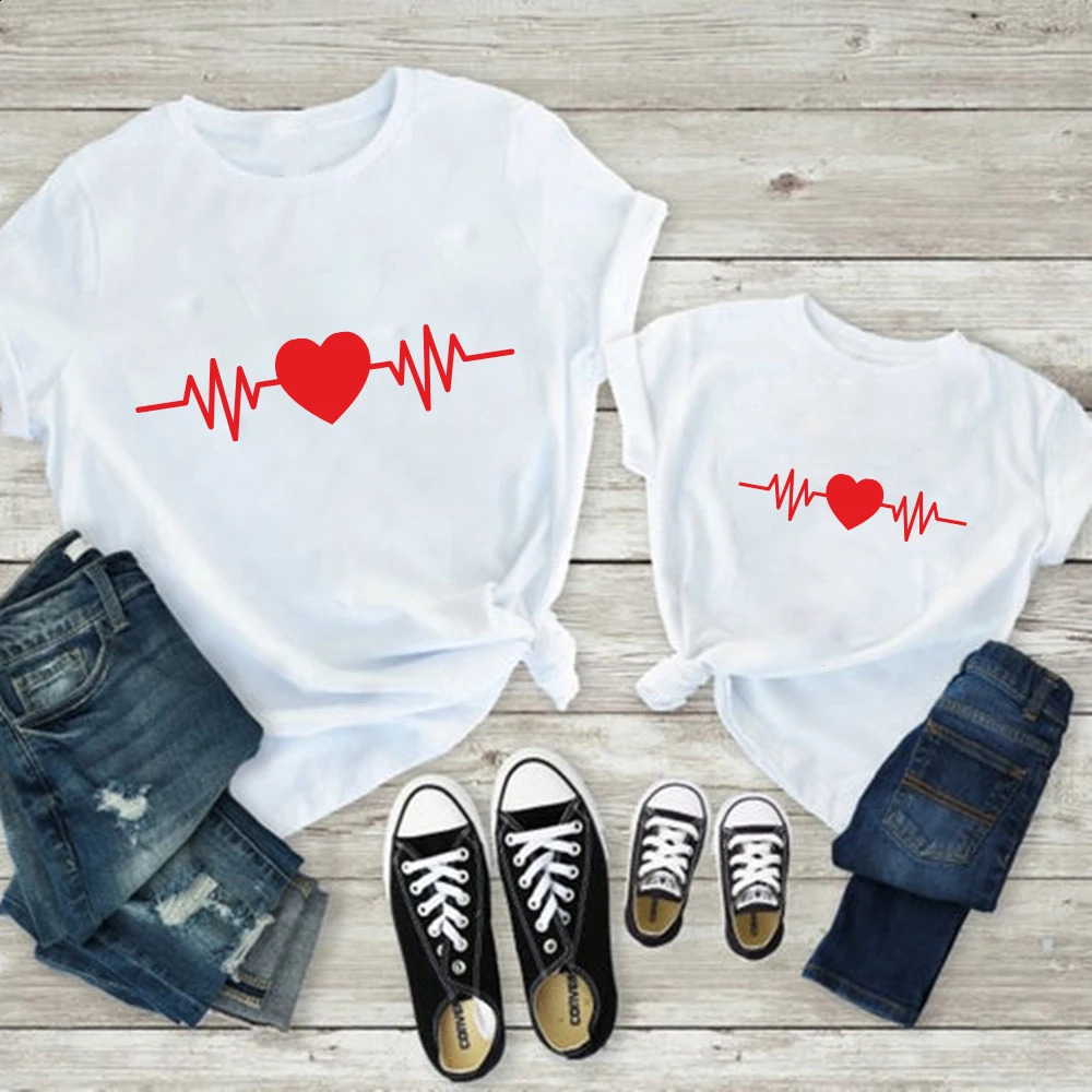 Cute Family Appearance Matching Clothes Mom and Me Tshirt Daughter Son Clothing Baby 240926