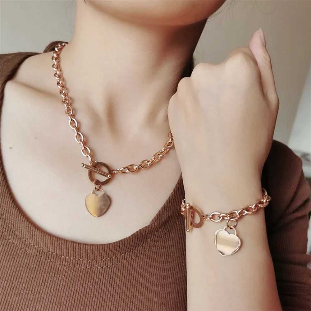 New stainless steel bracelet and necklace love switching jewelry set suitable for fashionable steel jewelry for warm girls Y240926
