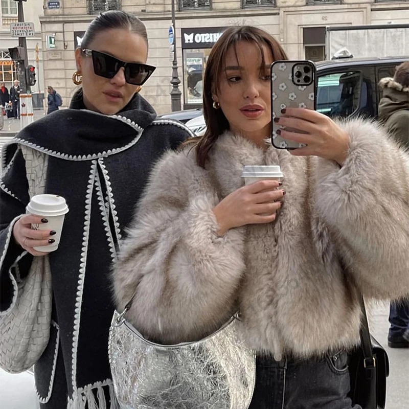 2024 Winter Street Iconic Brand Fashion Fluffy Short Jacket Overcoats Women Designer Gardient Cropped Faux Fur Coat