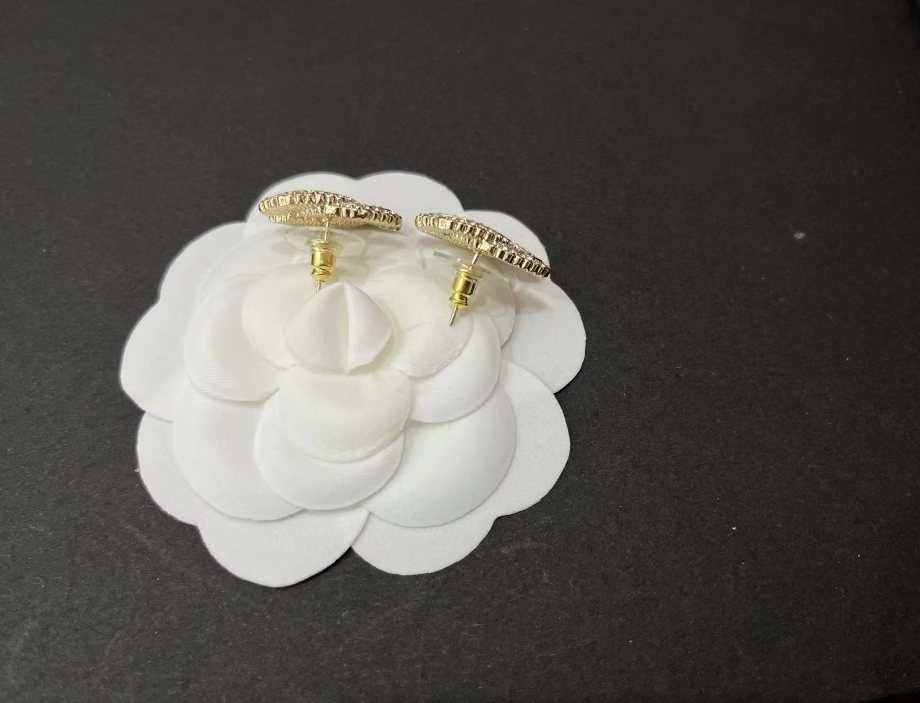 Fashion Retro Classic Pearl Diamond Stud Earrings for Women Party Wedding Lovers Gift Designer Earrings Engagement Jewelry with Flannel Bag Or Box