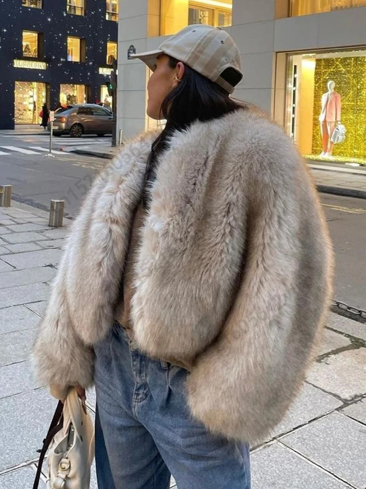 2024 Winter Street Iconic Brand Fashion Fluffy Short Jacket Overcoats Women Designer Gardient Cropped Faux Fur Coat