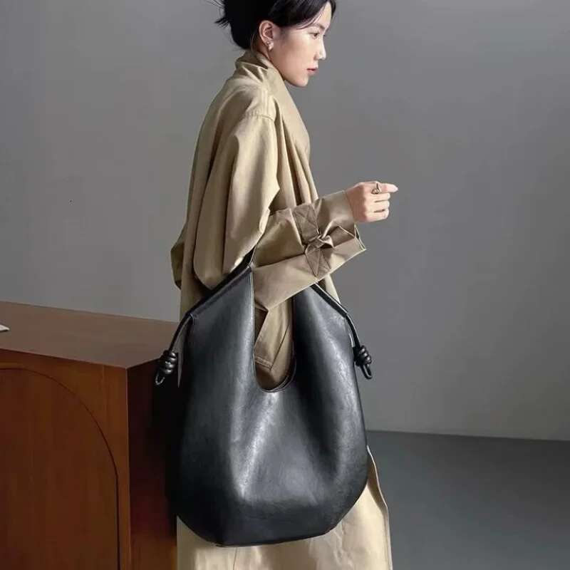 New Niche Minimalist Tote 2025 Advanced Designer Trend Large-capacity Commuter Single Shoulder Underarm Fashion Trend Soft Bag