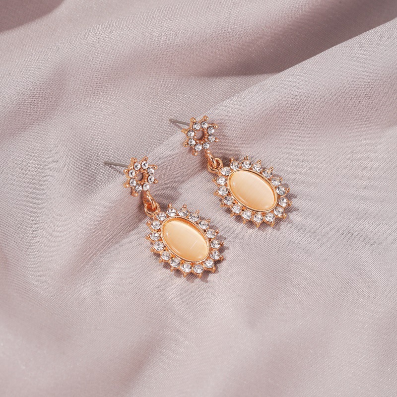 Elegant Vintage Lady's Accessory Set Featuring Korean-Inspired Cat Eye Sunflower Earrings and French Pave Zircon Necklace