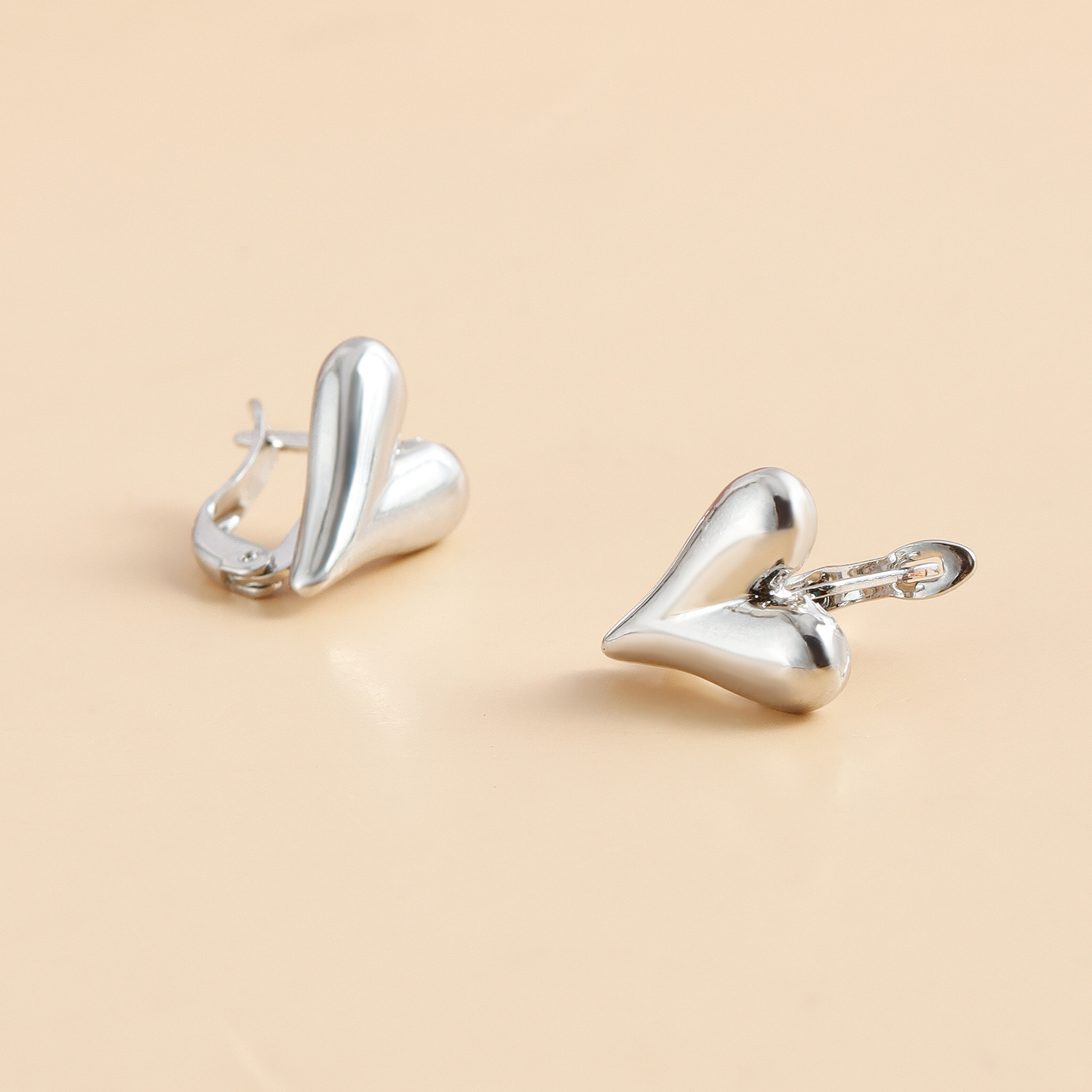 Elegant Heart-Shaped Stud Earrings for Women Chic Fashion Accessory Y2K Heart Stud Earrings Gold Plated Silver Color Zinc Alloy Jewelry Party Vintage 