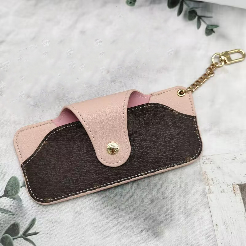 Presbyopia Flower Print Cow & Chocolate Model Keychain Key Chains & Ring Holder Designer Letter Keychains For Porte Clef Gift Men Women Car Bag Pendant Accessories