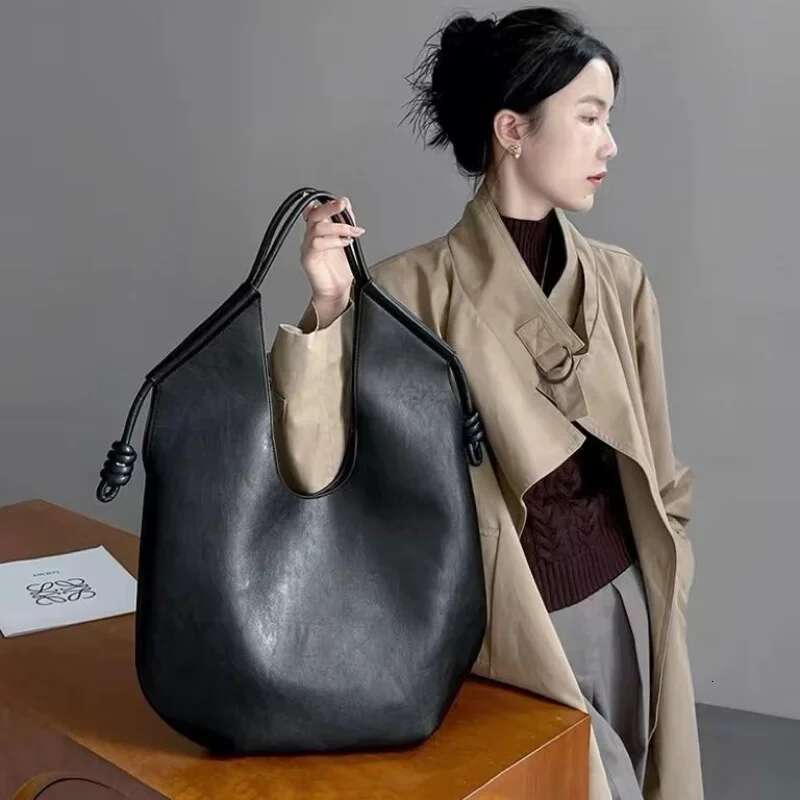New Niche Minimalist Tote 2025 Advanced Designer Trend Large-capacity Commuter Single Shoulder Underarm Fashion Trend Soft Bag