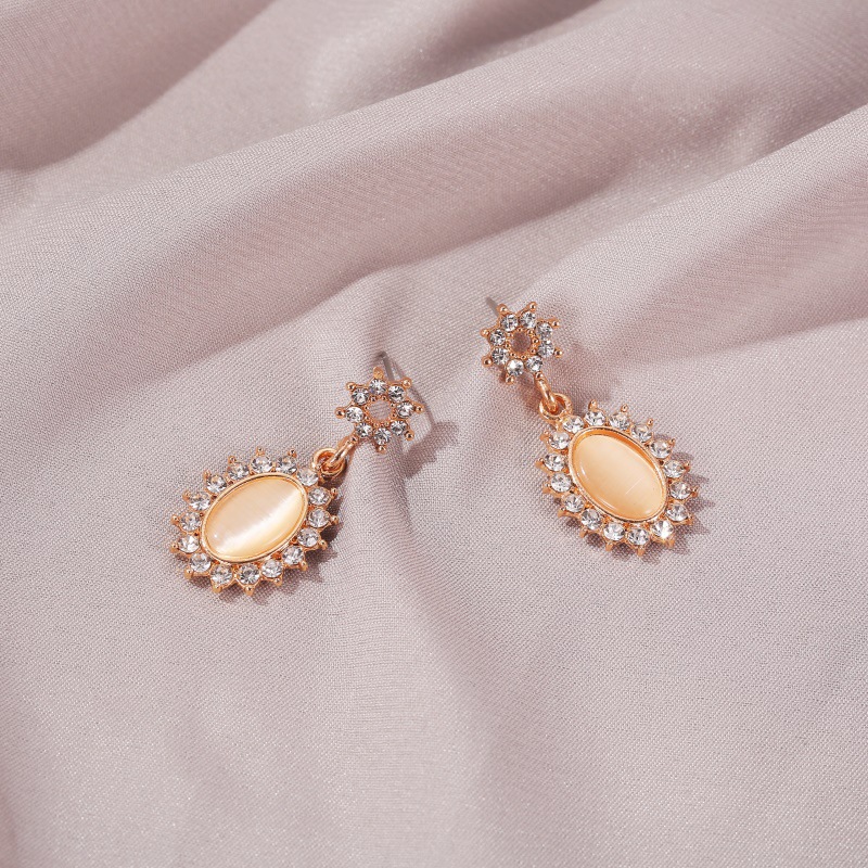 Elegant Vintage Lady's Accessory Set Featuring Korean-Inspired Cat Eye Sunflower Earrings and French Pave Zircon Necklace