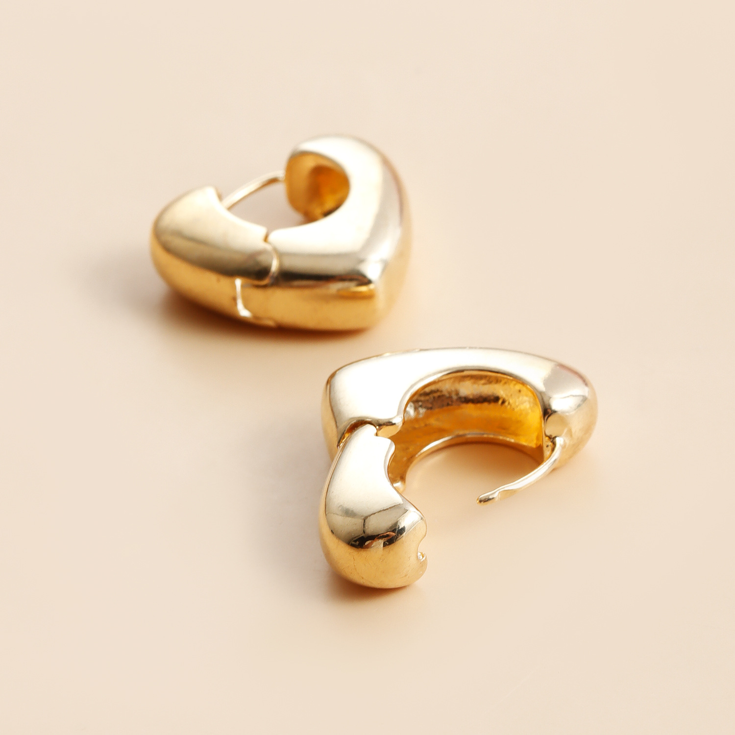 Elegant Hollow Heart Chic Earring - Dainty Small Stud Earrings for Women New In Gold Plated Silver Color Zinc Alloy Earrings Jewelry 2025 Trending Vin