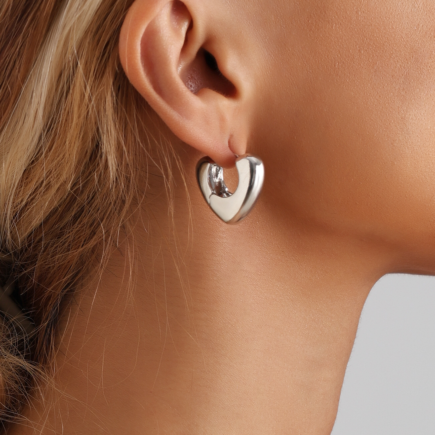 Elegant Hollow Heart Chic Earring - Dainty Small Stud Earrings for Women New In Gold Plated Silver Color Zinc Alloy Earrings Jewelry 2025 Trending Vin