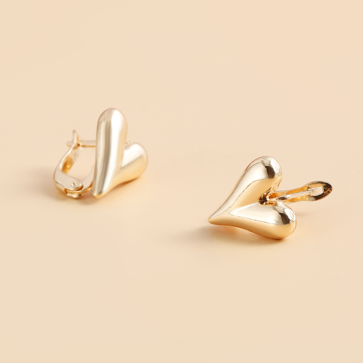 Elegant Heart-Shaped Stud Earrings for Women Chic Fashion Accessory Y2K Heart Stud Earrings Gold Plated Silver Color Zinc Alloy Jewelry Party Vintage 