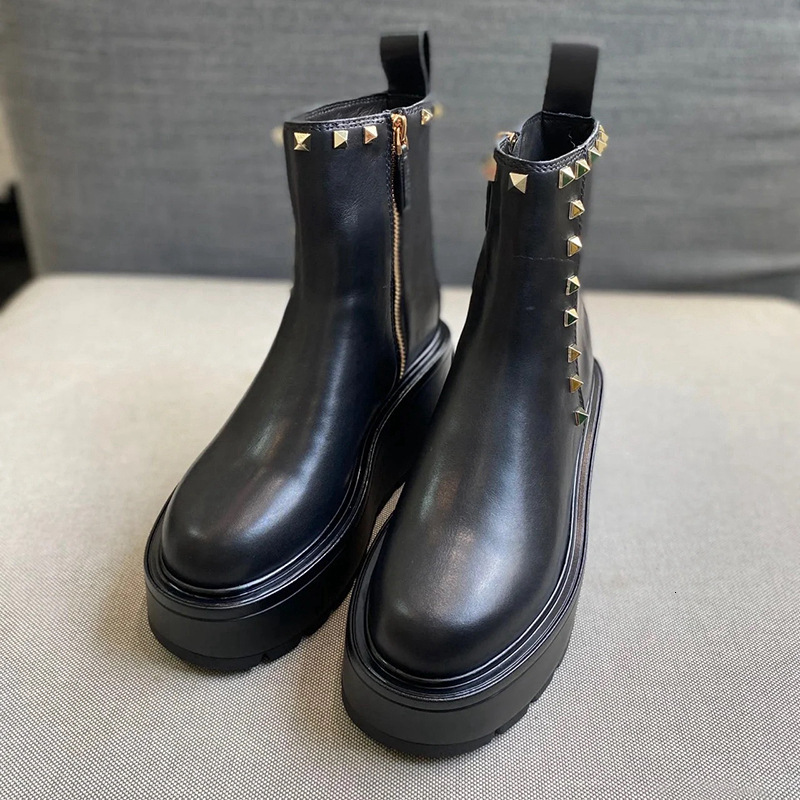 Autumn and winter thick soled short boots with elevated Martin round headed rivets, guine leather motorcycle boots, wear-resistant, anti slip, fashion