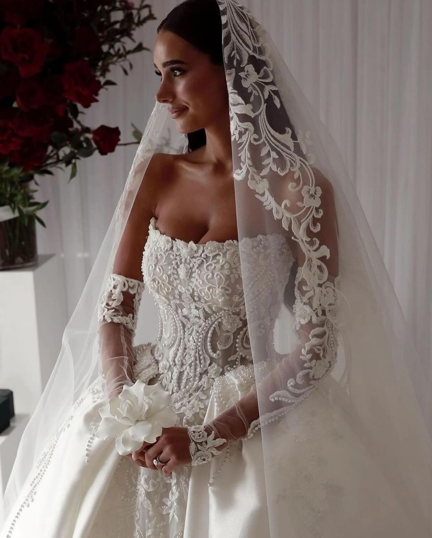 Saudi Arabic Lace Ball Gown Dress For Bride Strapless Pearls Satin Wedding Dresses Ruffle Dubai R Bridal Gowns Plus Size 6660311