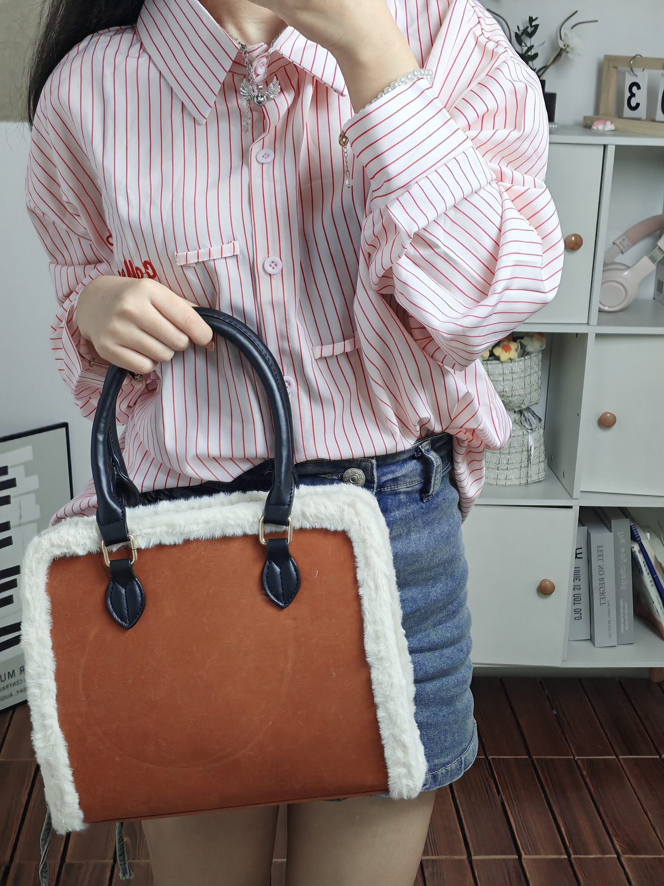Popular new niche ins wind design with fluffy edge brown hand bill of lading shoulder oblique span big bag woman