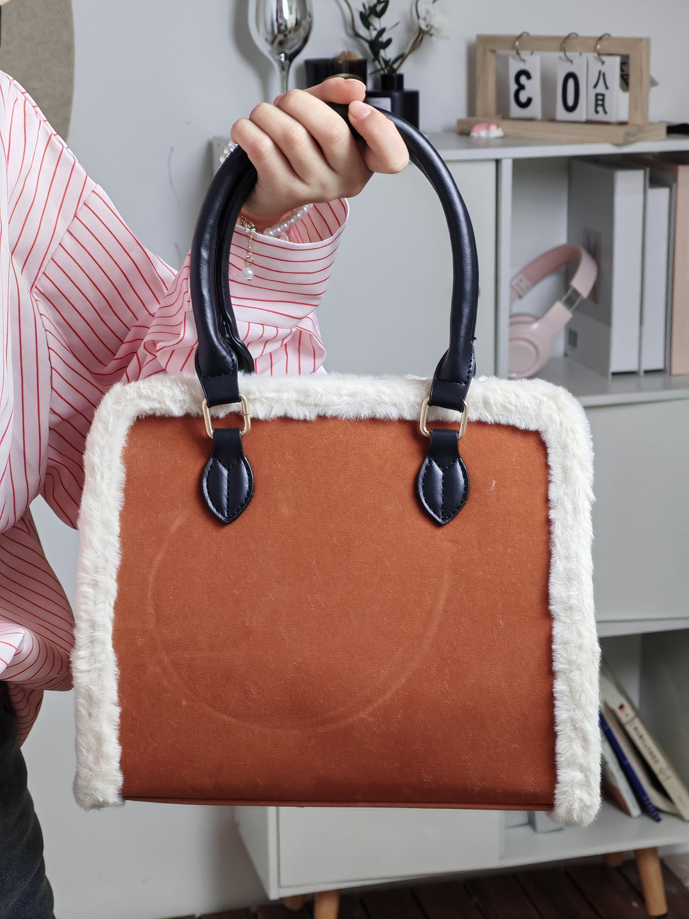 Popular new niche ins wind design with fluffy edge brown hand bill of lading shoulder oblique span big bag woman