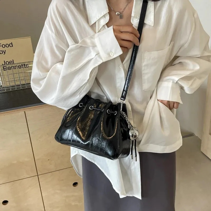 Small PU Leather Crossbody Women Simple Solid Bucket Bag Shoulder Bags Travel Drawstring Handbags And Purses Lady 240924