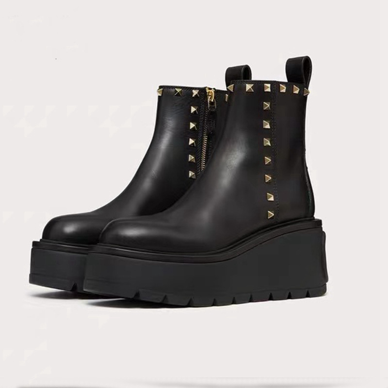Autumn and winter thick soled short boots with elevated Martin round headed rivets, guine leather motorcycle boots, wear-resistant, anti slip, fashion