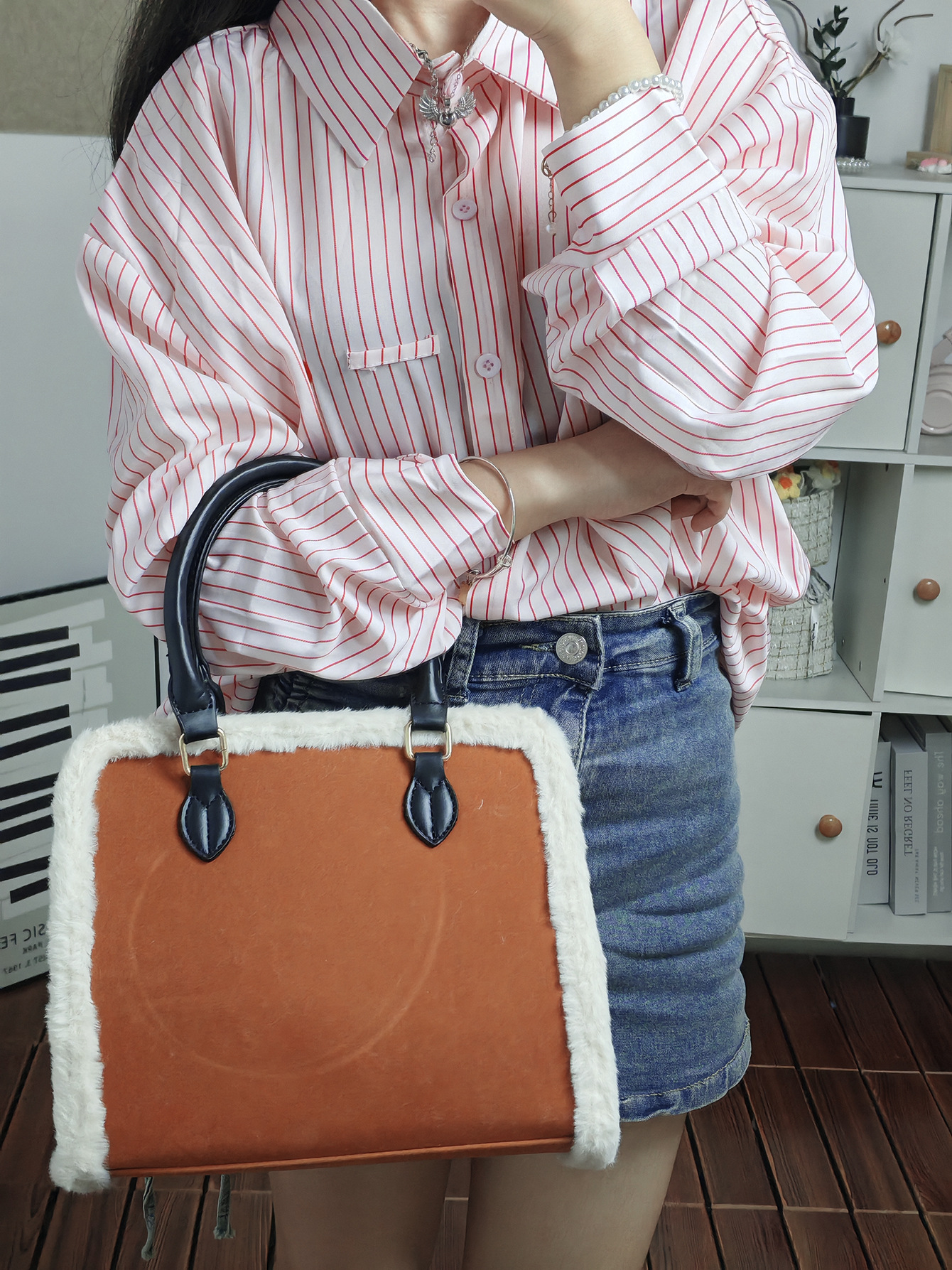 Popular new niche ins wind design with fluffy edge brown hand bill of lading shoulder oblique span big bag woman