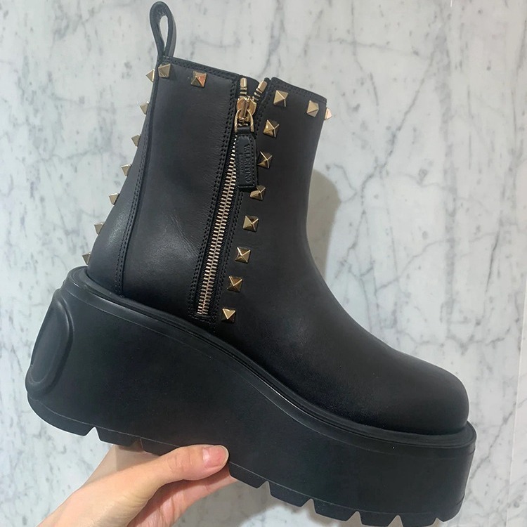 Autumn and winter thick soled short boots with elevated Martin round headed rivets, guine leather motorcycle boots, wear-resistant, anti slip, fashion