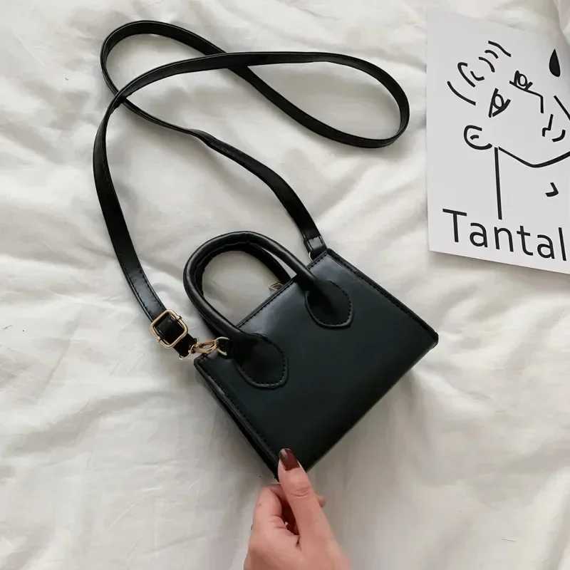 Small Square Bag New Popular Mini Handbag Literary Crowds Shoulder Messenger Female Bag Mini e Shoulder Crossbody BagXJ241225