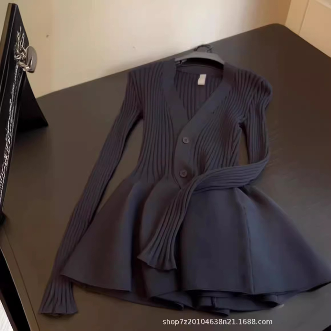 Spring Design Knitted Shirt For Women 2024 New Style Wer Bud Bottom V-neck Small Fragrant Long Sleeve Top