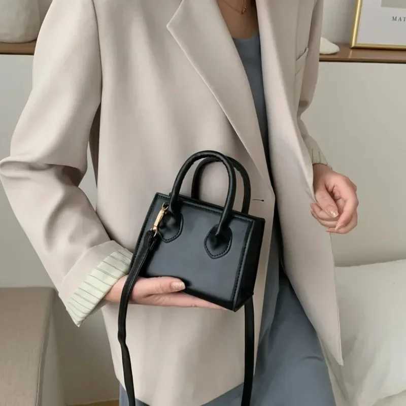 Small Square Bag New Popular Mini Handbag Literary Crowds Shoulder Messenger Female Bag Mini e Shoulder Crossbody BagXJ241225
