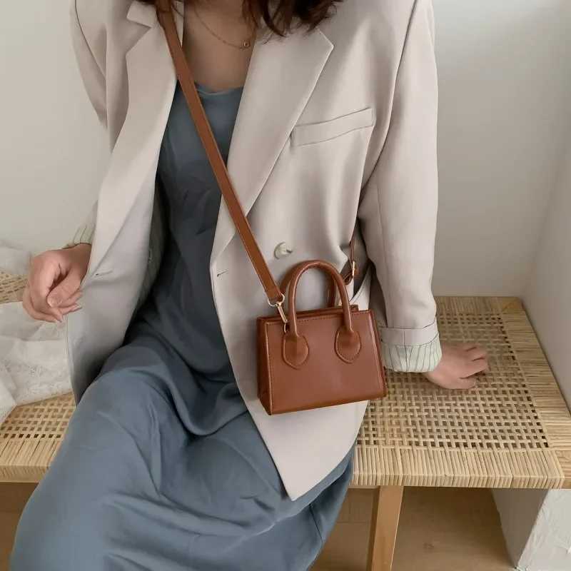Small Square Bag New Popular Mini Handbag Literary Crowds Shoulder Messenger Female Bag Mini e Shoulder Crossbody BagXJ241225