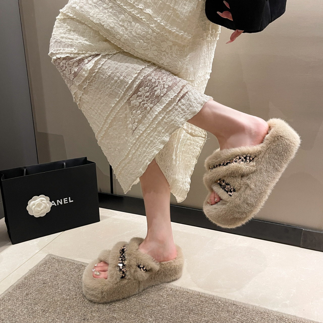Plush warm womens slider luxury blend shiny sequin fluffy slider cross with thick bottom fur casual womens slider slipper