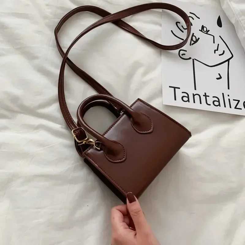 Small Square Bag New Popular Mini Handbag Literary Crowds Shoulder Messenger Female Bag Mini e Shoulder Crossbody BagXJ241225