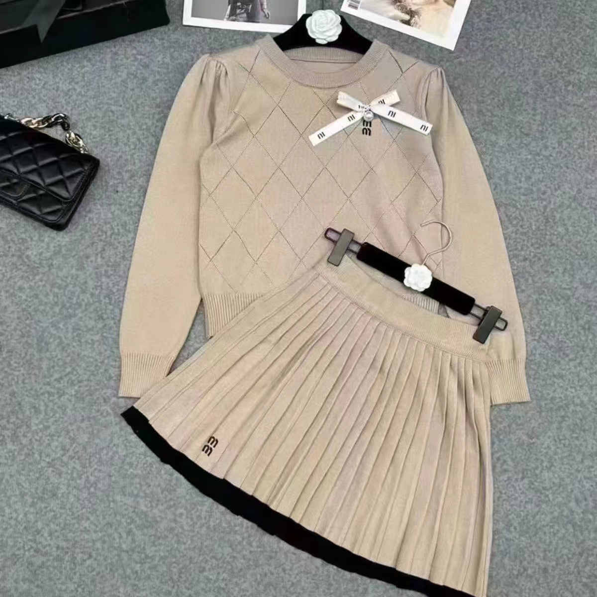 2024 Designer Autumn New Fashion Versatile Knitted Crew Neck Pullover Top + Pleated Skirt College Style Fashion Versatile Asian Size S-XL