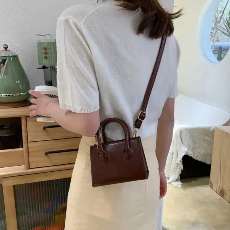 Small Square Bag New Popular Mini Handbag Literary Crowds Shoulder Messenger Female Bag Mini e Shoulder Crossbody BagXJ241225