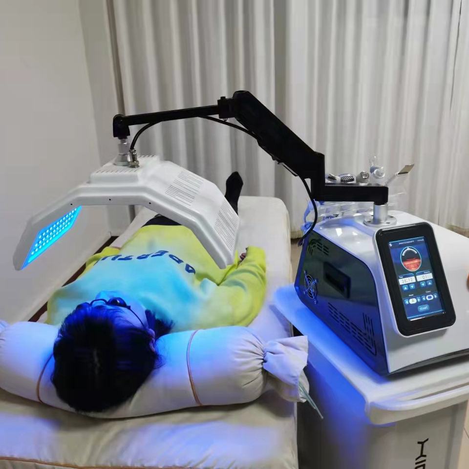 Portable Anti-aging Use 7 Colors Photodynamic LED Skin Tendering Deep Cleansing + Oxygen Spray + RF + Bio + Cold Hammer Skin Calm Relax Massage Device