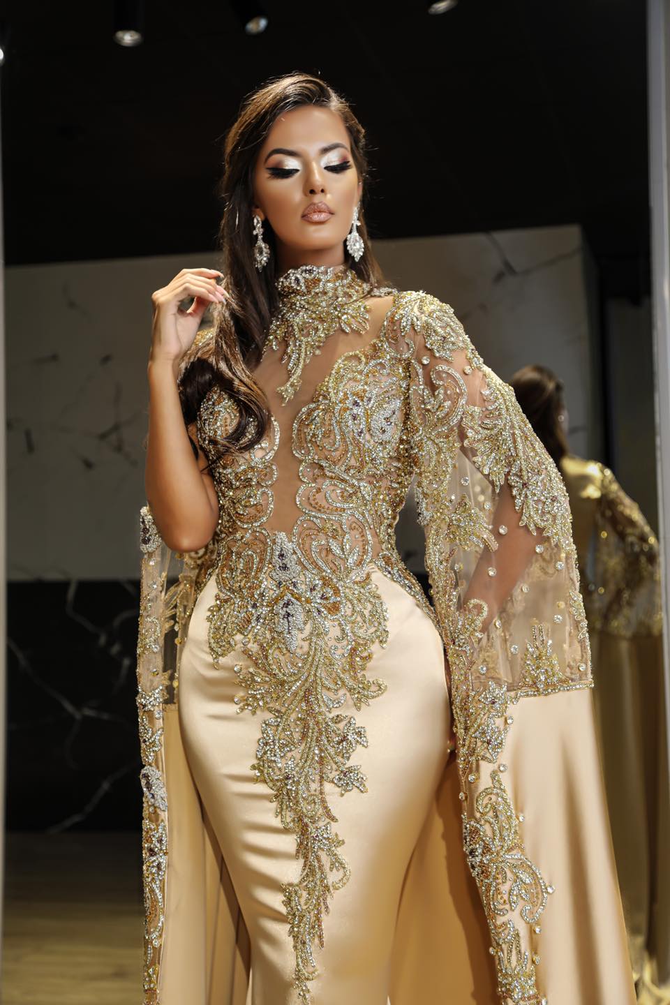 Luxury Arabic Dubai Gold Mermaid Evening Dresses Beaded Lace Appliques Illusion High Neck Cape Sleeves Elegant Long Celebrity Formal Occasion Dress Fo