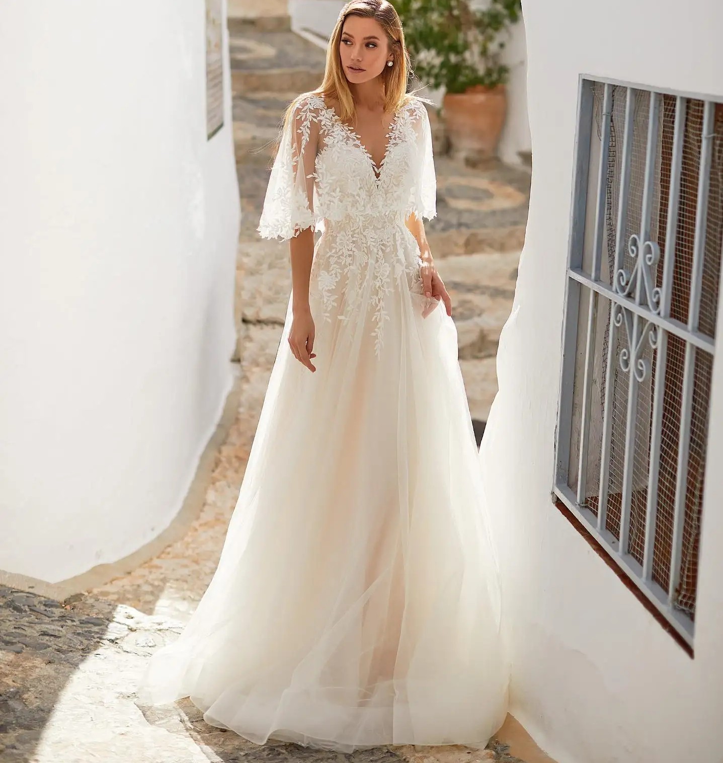 New Arrival A Line Wedding Dress 2024 V-neck Lace Appliques Backless Princess Sweep Train Women Bride Bridal Gowns Vestido De Novias Robe De Mariage