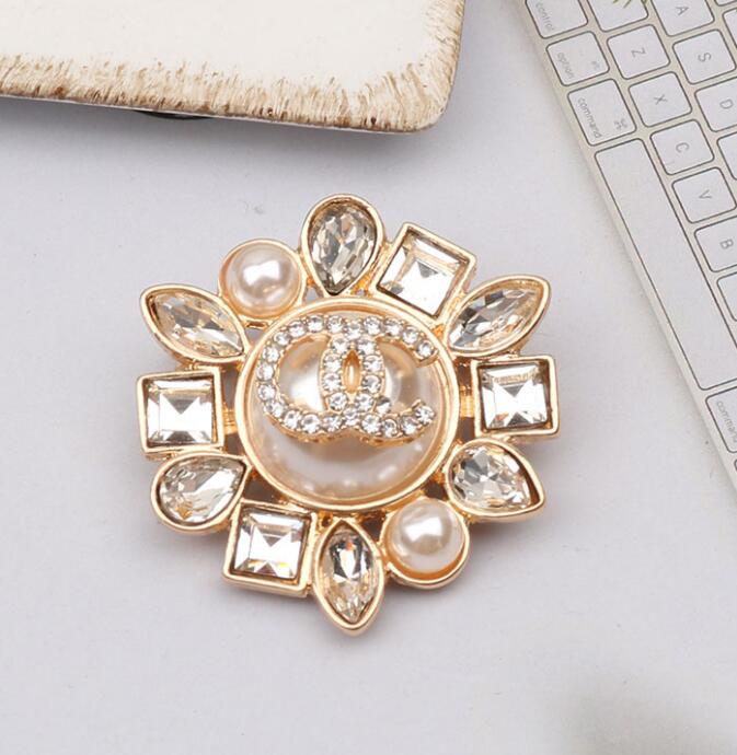 20style Luxury Brand Designer Double Letter Pins Brooches Women Crystal Pearl Rhinestone Cape Buckle Brooch Suit Pin Wedding Party Jewerlry Accessories Gifts