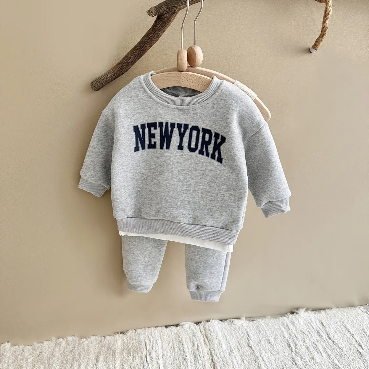 INS Winter Kids Clothing set Boys Hoodie Set Velvet Letter Sports Suit Sweasthirt And Pants 2Pcs Training Suit Outfit 240104