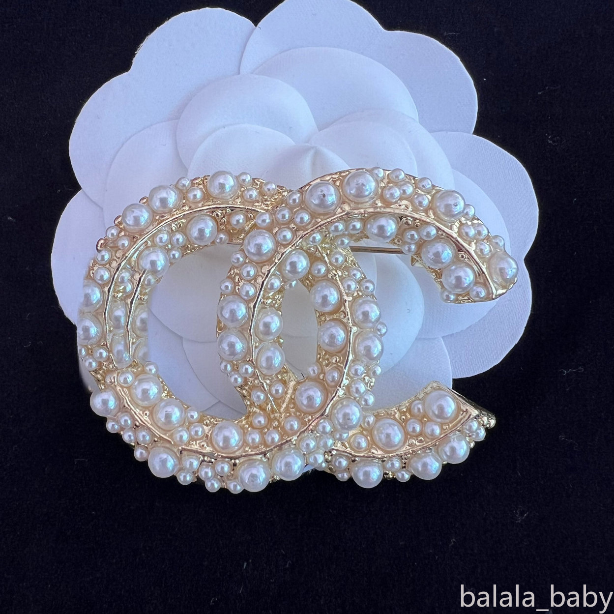 Fashion Brand Designer Brooch Letter Pins Brooches Women Pearl Rhie Cape Buckle Broches Suit Pin Party Gift