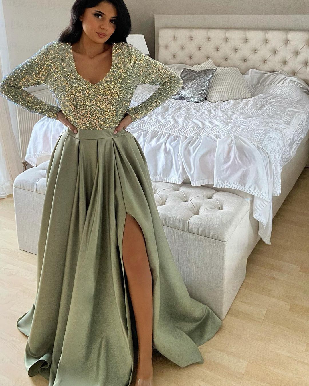 2024 Glitter Sexy Prom Dresses V Neck A Line Satin Long Sleeves Plus Size Sage Sequined Lace Floor Length Side Split Evening Gowns
