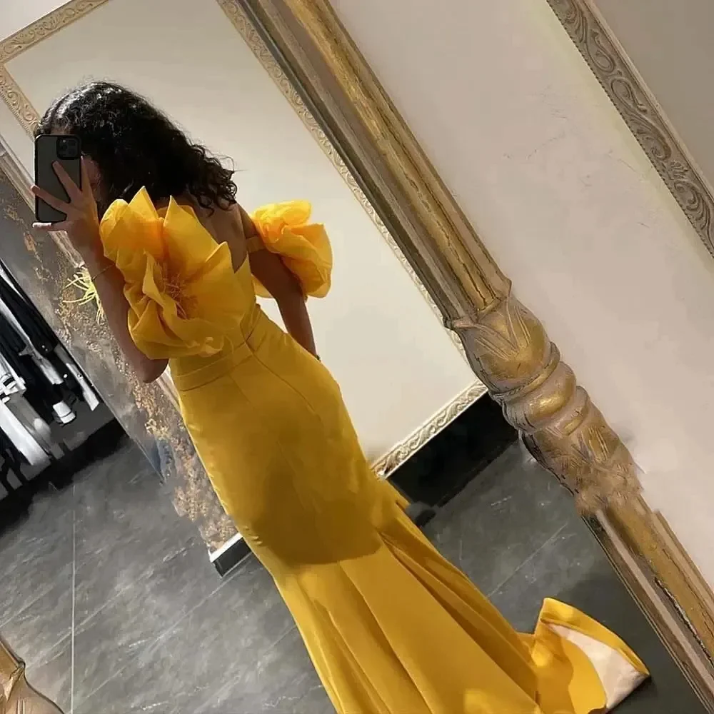 Elegant Yellow Satin Long Mermaid Prom Dresses Feathers Off The Shoulder Ruffles Short Sleeves Sweetheart Slim Evening Dress Women Formal Occasion Gow