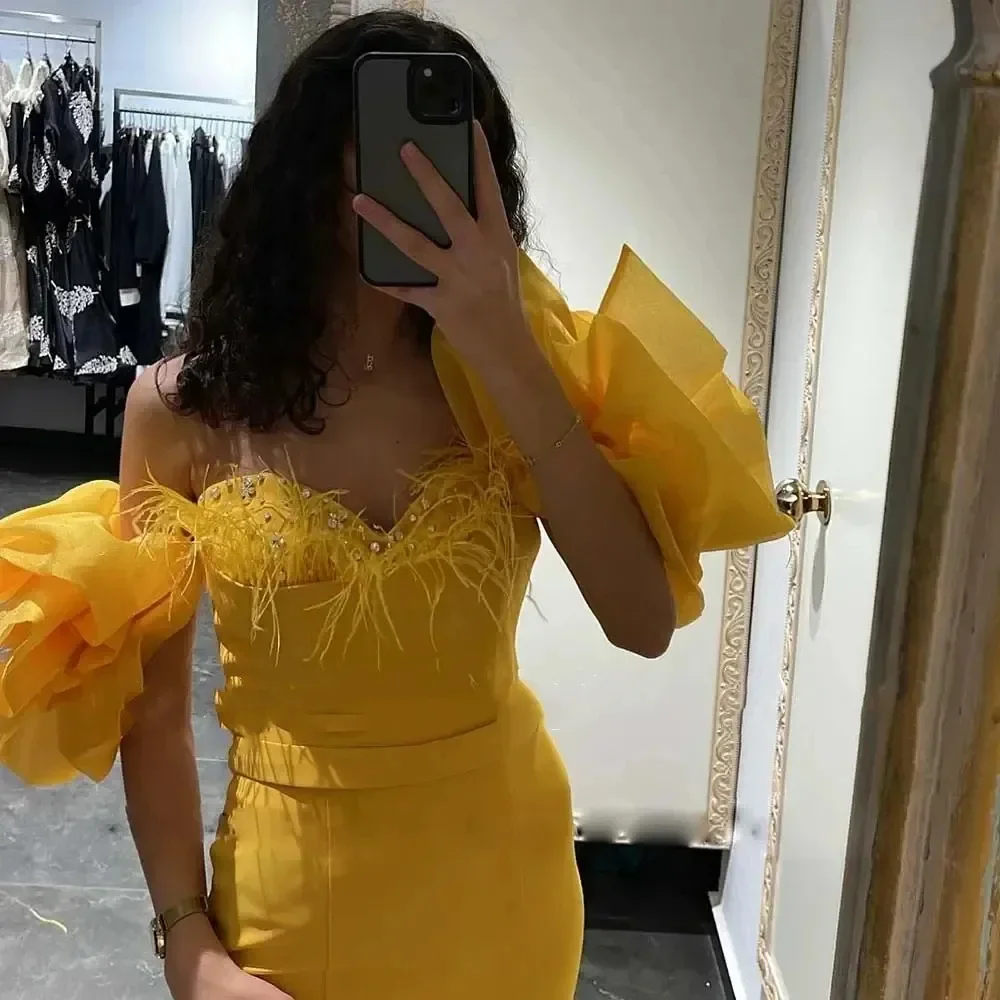 Elegant Yellow Satin Long Mermaid Prom Dresses Feathers Off The Shoulder Ruffles Short Sleeves Sweetheart Slim Evening Dress Women Formal Occasion Gow