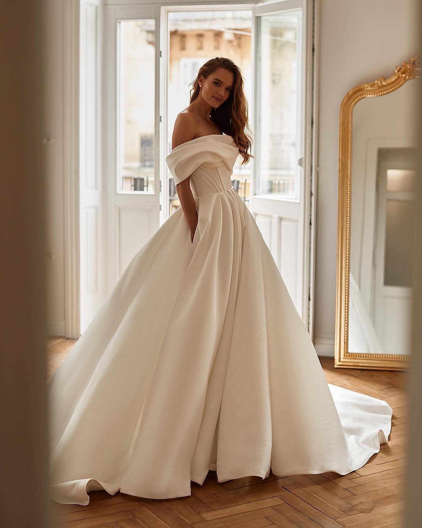 Nova A Milla Line Wedding Dresses For Bride Off Shoulder Satin Countries Wedding Dresses Backless Buttons Designer Bridal Gowns Sweep Train 0603
