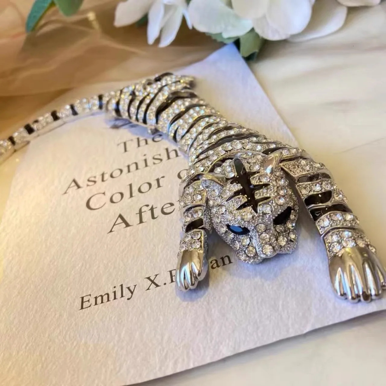 Arrival Gold Silver Plated Rhinestones Large Tiger Brooches Jewelry High Grade Animal Pin Clothing Accessories Good Gift 240109