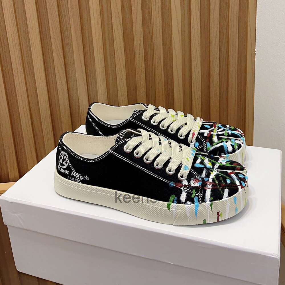 margiella shoes Tabi Casual canvas shoes men women margela gats shoes lace-up Black white brown Graffiti upper Designer MM6 foam runner flat trainer sneakers 927