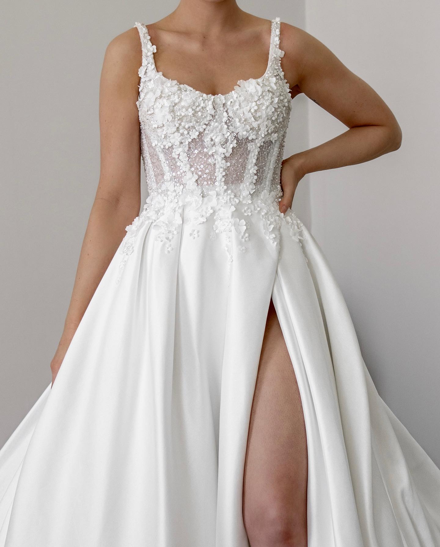 Stylish Appliqued Wedding Dresses Pearls Side Split Bridal Gowns Sequined A e Sweep Train Satin Vestido De Novia