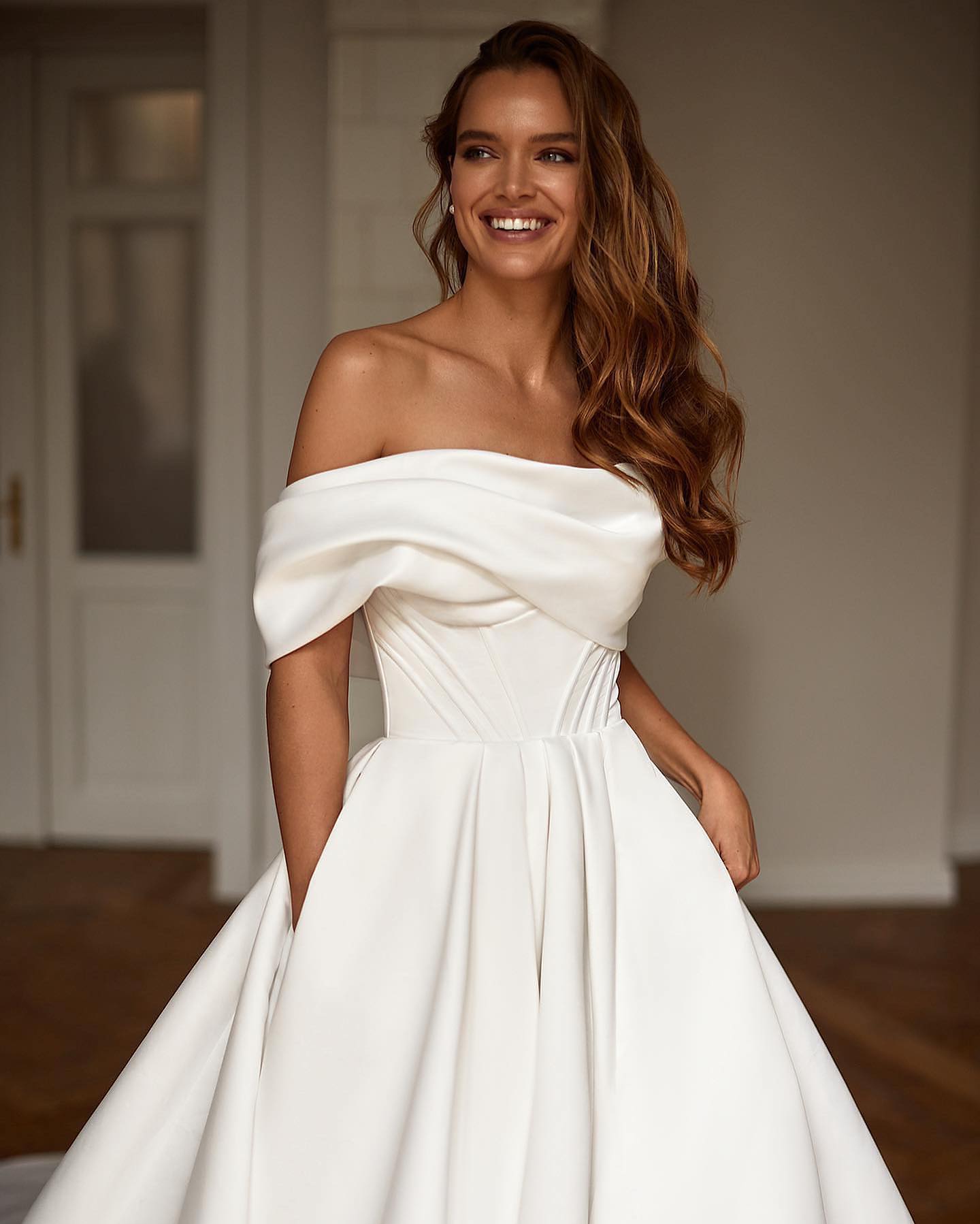 Nova A Milla Line Wedding Dresses For Bride Off Shoulder Satin Countries Wedding Dresses Backless Buttons Designer Bridal Gowns Sweep Train 0603