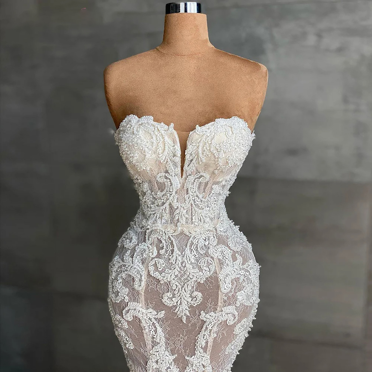 Modern Strapless Mermaid Wedding Dresses Lace Appliques Bridal Gowns Sleeveless Sweetheart Neck Backless Sweep Train Robe See Through