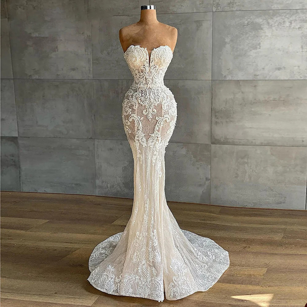 Modern Strapless Mermaid Wedding Dresses Lace Appliques Bridal Gowns Sleeveless Sweetheart Neck Backless Sweep Train Robe See Through