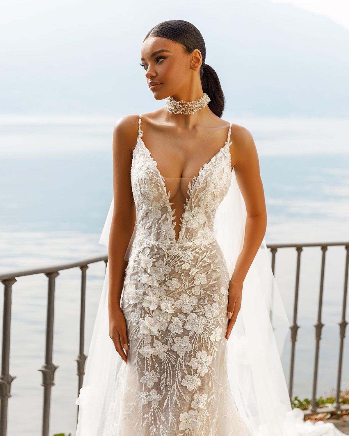 Mermaid Wedding Chic Dresses Lace Bridal Gowns 3D-Ral Appliques Deep V Neck Backless Illusion Sweep Train Robe