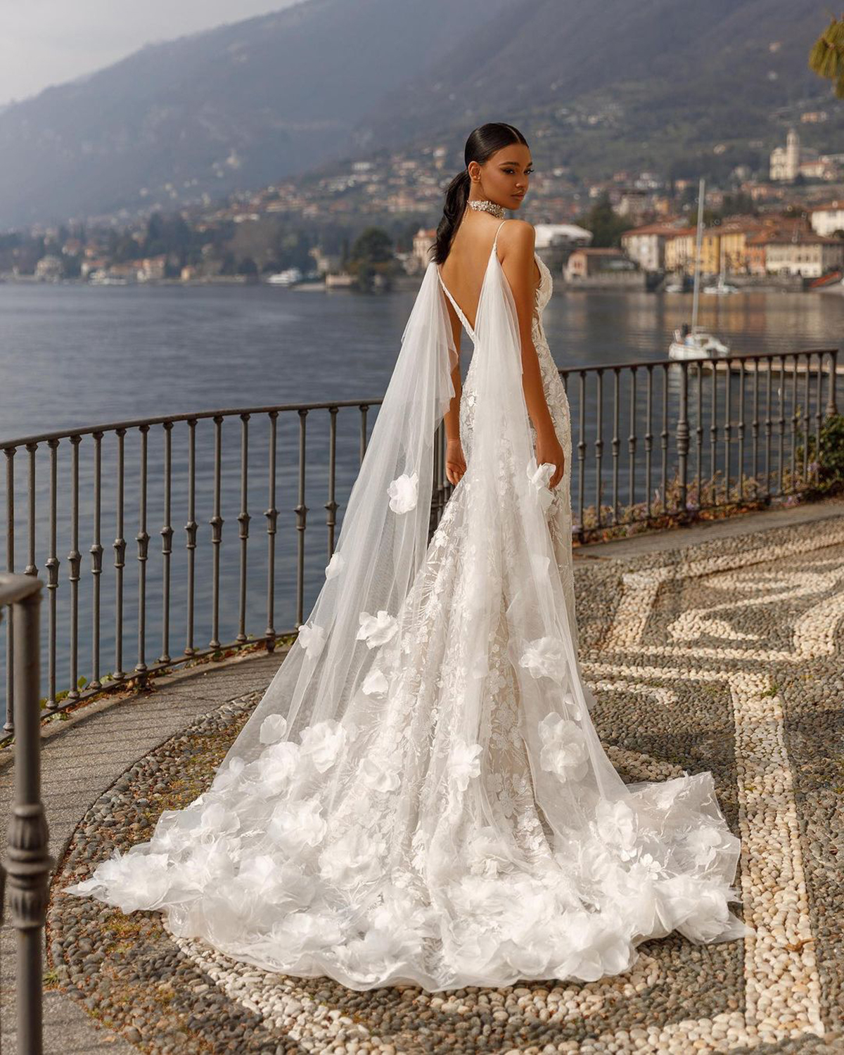 Mermaid Wedding Chic Dresses Lace Bridal Gowns 3D-Ral Appliques Deep V Neck Backless Illusion Sweep Train Robe